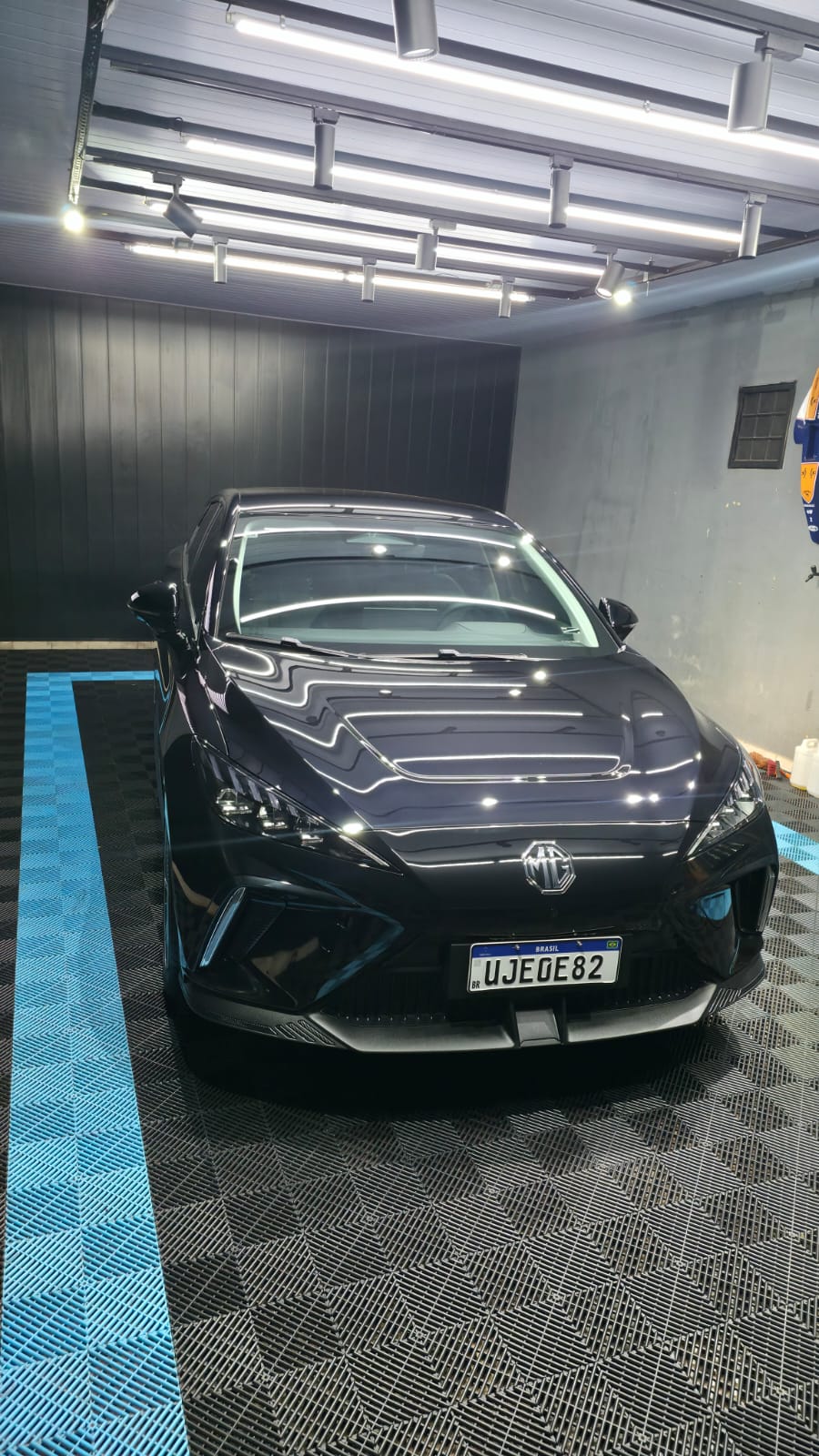 Carro preto com pintura polida no estúdio da Mazzor Detailing